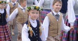 Skolu jaunatnes dziesmu un deju svētku gājiens.