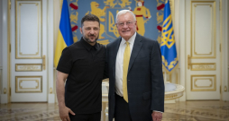 Volodimirs Zelenskis pirmdien Kijivā tikās ar ASV īpašo sūtni Kītu Kellogu.