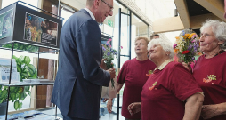 Likteņdārza dibināšanas 20. gadadienas svinībās piedalījās arī Valsts prezidents Edgars Rinkēvičs. Attēlā – kopā ar seniorēm no Kokneses pensionāra kluba "Pīlādzītis".