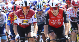 ZUMA PRESS/SCANPIX FOTO

Toms Skujiņš (pirmais no kreisās), kurš "Tour de France" startē Latvijas čempiona krekliņā, nereti ir redzams peletona priekšgalā, jo aktīvi strādā komandas līderu Matīasa Skjelmosa un Džonatana Milana labā.