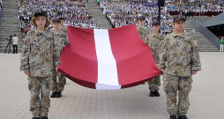 Jaunsargi Mežaparka estrādē ienesa Latvijas valsts sarkanbaltsarkano karogu.