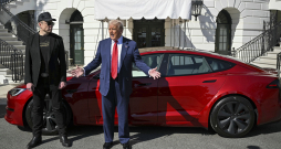 Prezidents Donalds Tramps un "Tesla" izpilddirektors Īlons Masks runā ar reportieriem pie sarkanas "Tesla Model S" automašīnas Baltā nama Dienvidu zālienā, otrdien, 2025. gada 11. martā, Vašingtonā.