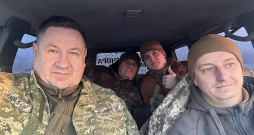 Egils Helmanis pēdējos gados daudzkārt devies uz Ukrainu, par to informējot arī savus sociālo tīklu sekotājus. Šo bildi viņš "Fecebook" ievietojis šī gada martā.