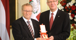 Valsts prezidents Valdis Zatlers (no labās) 2010. gadā pasniedz valsts apbalvojumu – Atzinības krustu – Latvijas Universitātes profesoram Uldim Krastiņam par mūža ieguldījumu krimināltiesisko zinātņu attīstībā Latvijā un jauno juristu izglītībā.