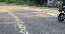 Biķernieku trase motobraucējiem pēc veiktā remonta – plaisu un šuvju lāpīšanas – kļuvusi bīstama.