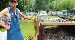 Zivju kūpināšanas meistars Armands Bartušēvics īsi pirms kūpinātavas "palaišanas" Zvejnieksvētkos Lapmežciemā.
