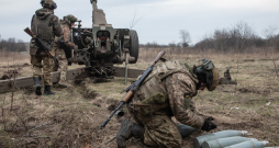 Ukrainas bruņoto spēku artilēristi apšauda Krievijas pozīcijas
netālu no Bahmutas.