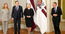 Valsts prezidents Edgars Rinkēvičs (no labās) ar Tieslietu padomes locekļiem – Satversmes tiesas priekšsēdētāju Irēnu Kucinu, Augstākās tiesas priekšsēdētāju Aigaru Strupišu, kurš ir padomes vadītājs, un tieslietu ministri Inesi Lībiņu-Egneri. Prezidenta aicinājums pasteigties ar nākamā ģenerālprokurora izvēli padomē nav atradis dzirdīgas ausis.
