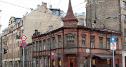 Sastopamas arī koka ēkas, kas var lepoties ar izsmalcinātu ornamentāciju un tornīšiem. Viens no tādiem – Avotu ielā 75, celts 1900. gadā pēc Konstantīna Pēkšēna projekta.