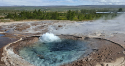 Viens no tūristu visapmeklētākajiem dabas objektiem Islandē ir Geizeru
parks. 