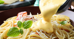Spageti ar triju sieru mērci.