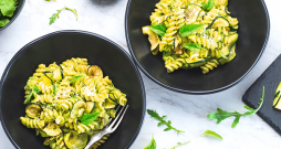 Fusilli ar cukīni un ķiplokiem.