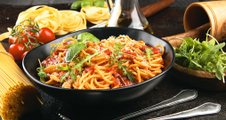 Spageti ar rukolu un kaltētiem tomātiem.