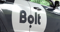 Nozares pārstāvji apgalvo, ka “Bolt” šoferiem nākas strādāt garas stundas bez pietiekamas atpūtas, kas var apdraudēt pasažieru drošību.
