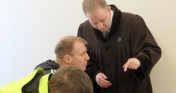 Apsūdzētais taksists Andrejs Patrikejevs un viņa advokāts Kārlis Zunde tiesas zālē.