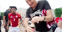 Kad Raimonds Vējonis mēģina attaisīt kolas pudeli, tās saturs izšļakstījās, atstājot uz pieminekļa traipus.
