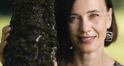 Gundega Šmite: "Komponējot jutu Baltvilka klātbūtni, lai gan personīgi viņu nepazinu. Lasot daudzus viņa dzejoļus un klausoties, kā viņš tos skandē, sajutu viņa dzirkstošo, humorpilno un gaišo garu."