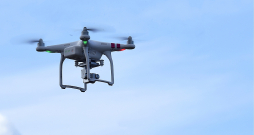FPV drons, kas var lidot taisnā līnijā, ātri noķers savu izvēlēto mērķi.