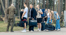 No 757 jauniešiem, kas uzsākuši dienestu, 571 jeb 75% brīvprātīgi pieteikušies dienestā, bet pārējie iesaukti atlasē pēc nejaušības principa.