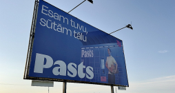 "Latvijas Pasts" savu jauno tēlu reklamē uz lieliem plakātiem arī lielceļu malās.