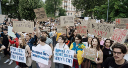 Kijivā otrdienas vakarā protesta akcijas dalībnieki aicināja Ukrainas prezidentu Volodimiru Zelenski uzlikt veto parlamenta lēmumam, kas paredz korupcijas apkarošanas iestāžu neatkarības vājināšanu.
