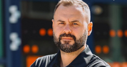 Edgars Brancis ir ieguvis trenera izglītību LSPA un par bērnu un jauniešu hokeja treneri strādājis kopš 2018. gada. Nu viņam kopā ar visu Liepājas hokeju jauns izaicinājums – atgriešanās Latvijas čempionāta virslīgā.