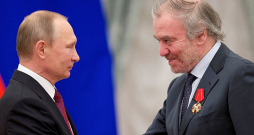 Diriģentu Valēriju Gergijevu, kurš kopš 2023. gada decembra vada Maskavas Lielo teātri, ar Krievijas diktatoru Vladimiru Putinu saista gadu desmitiem sena draudzība. Gergijevs ir viens no sankcionētajiem Krievijas māksliniekiem, kas, iespējams, jau šogad atgriezīsies uz Eiropas skatuvēm.