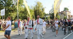 Valmieras svētku gājiens vienmēr bijis krāšņs, un tajā ar prieku piedalās arī jaunie sportisti un viņu nopelniem bagātie treneri.