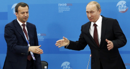 Arkādijs Dvorkovičs (no kreisās) 2014. gadā Sanktpēterburgas ekonomiskajā forumā kopā ar Krievijas diktatoru Vladimiru Putinu. Bijušais Krievijas vicepremjers, bet tagad Starptautiskās šaha federācijas (FIDE) prezidents šonedēļ spēlēja šahu turnīrā Jūrmalā.
