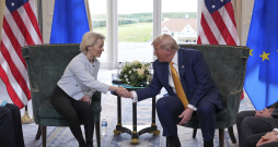 Prezidents Donalds Tramps spiež roku Eiropas Komisijas priekšsēdētājai Urzulai fon der Leienai, viņiem tiekoties Trampa golfa laukumā "Trump Turnberry" Tērnberijā, Skotijā, svētdien, 2025. gada 27. jūlijā.