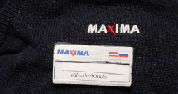 "Maxima Latvija" darbiniekiem piespraudēs attēloti arī to valstu karogi, kuru valodu zinot darbinieks. Taču ne visi darbinieki ir mierā, ka pie sava vārda uz krūtīm jānēsā arī agresorvalsts karogs.