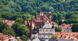 Viļņas vecpilsētā atrodas 40 baznīcas, katra ar savu stāstu.