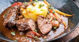 Alū sautēti cūku vaigi ar biezeni. Alū sautēti cūku vaigi ar biezeni.