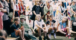 Valmieras vasaras teātra festivālu ik gadu skatās arī daudz bērnu un jauniešu.