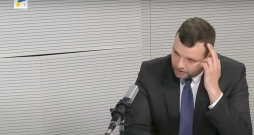 Labklājības ministrs Reinis Uzulnieks Latvijas Radio "Krustpunktā" intervijā apgalvoja, ka lielākās pensijas saņēmējs Latvijā joprojām sociālajās iemaksās maksājot miljonu eiro gadā. Taču, kā izrādās, tā nav taisnība.