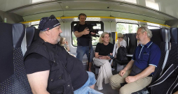 Pēc Lauras Kulakovas (centrā) idejas sestdien tika organizēta koncerta aculiecinieku tikšanās un brauciens ar vilcienu uz Ogri.