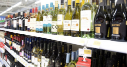 Gada sākumā Saeima pēc karstām debatēm pieņēma grozījumus Alkoholisko dzērienu aprites likumā, cerot, ka tie varētu palīdzēt cīņā ar alkoholismu sabiedrībā. Rīt lielākā daļa jauno alkohola tirdzniecības ierobežojumu stājas spēkā.