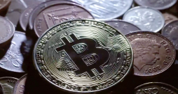 Viena no būtiskākajām Bitcoin priekšrocībām ir tā decentralizācija – to nekontrolē neviena organizācija vai centrālā institūcija.