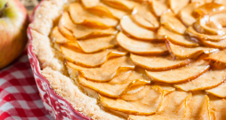 Biezpiena mīklas un ābolu tarte.