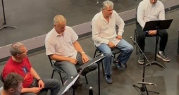 Ainars Mielavs izpilda dziesmu “Ai, jel manu vieglu prātu” a cappella versijā kopā ar vīru vokālo grupu “Schola Cantorum Riga”.