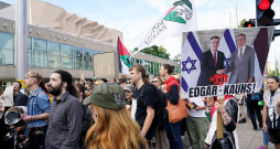 Piektdien, 1. augustā, Rīgā notika gājiens no Dailes teātra līdz laukumam pie Rīgas Kongresu nama. Gājienu organizēja kustība "Par brīvu Palestīnu". Kā iepriekš postulēja organizatori, "protesta mērķis ir pieprasīt Latvijas valdībai pārtraukt līdzdalību Izraēlas noziegumos". Tāpat gājiena dalībnieki iestājās "par taisnīgumu, atbildību un pilnīgu palestīniešu tiesību atzīšanu". Organizatori aicināja protesta apmeklētājus "radīt troksni par Gazu, ņemot līdzi un dauzot katlus un pannas – protesta simbolu, ko visā pasaulē izmanto, lai pievērstu uzmanību Izraēlas blokādes radītajam badam Palestīnā".
