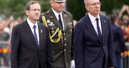 Valsts prezidents Edgars Rinkēvičs (no labās) un Izraēlas prezidents Īzaks Hercogs piedalās svinīgajā ziedu nolikšanas ceremonijā pie Brīvības pieminekļa.