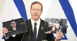 Izraēlas prezidents Īzaks Hercogs preses konferencē Rīgas pilī arī demonstrēja nesen izplatītos fotoattēlus, kuros redzami novājējuši un slimi ķīlnieki.