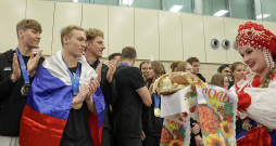 Krievijas peldētāji no pasaules čempionāta mājās tika sagaidīti īsteni krieviskā stilā – ar maizi un sāli.