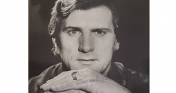 Andreja Lihtenberga foto, kuru viņš 1974. gadā dāvinājis Inesei
Pilsētniecei (tagad Knesei). Uzraksts ir padzisis, taču dziedātājs
rakstījis šādi: “Un ja saknes mums nolauzīs, kļūsim tad vītoli… 1974. gads.”