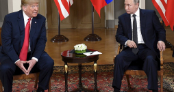 ASV prezidents Donalds Tramps (no kreisās) samitā ar Krievijas diktatoru Vladimiru Putinu Helsinkos 2018. gada 16. jūlijā. Preses konferencē pēc abu līderu sarunas Tramps toreiz pauda ticību Putina teiktajam, ka Krievija ASV 2016. gada vēlēšanu procesā nav iejaukusies, lai arī Savienoto Valstu izlūkdienesti bija secinājuši, ka iejaukšanās ir notikusi.
