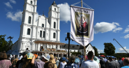 Svētceļnieki piedalās Vissvētākās Jaunavas Marijas Debesīs uzņemšanas svētkos Aglonā.
