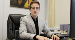Tas nav ikdienišķi, ka pašvaldībai ir tik jauns mērs, un, protams, mediju interese un popularitāte var nākt par labu gan man pašam, gan partijai, gan novadam, bet jāvērtē tomēr būs darbi.