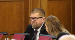 Deputāts Viktors Pučka Saeimas sēdē 2024. gada aprīlī.