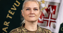 Anita Pizele: "Pēc Aizsardzības koledžas pabeigšanas viena kolēģe man jautāja, ko tu darīsi, kad tev iedos komandēt bataljonu. Teicu – apsēdīšos, izpētīšu, kas ir manā atbildībā, un tad aizsargāšu to teritoriju."